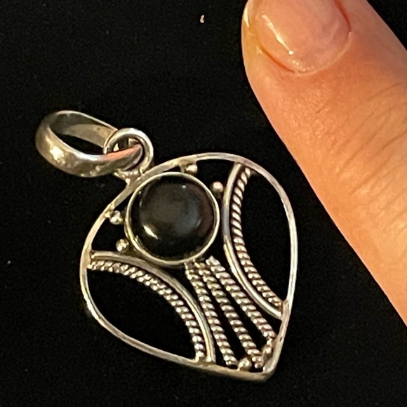 Onyx and sterling heart pendant - Picture 5 of 5